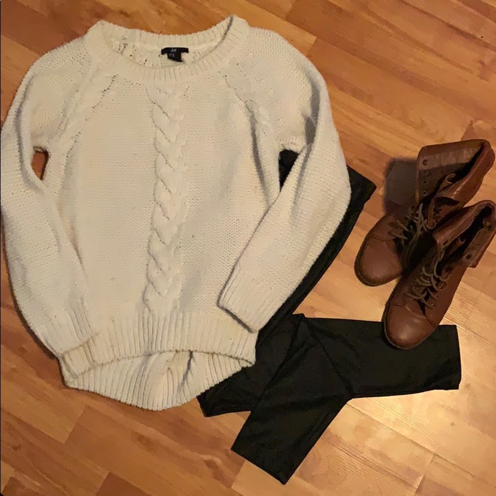 Cream color cable knit sweater ♥️